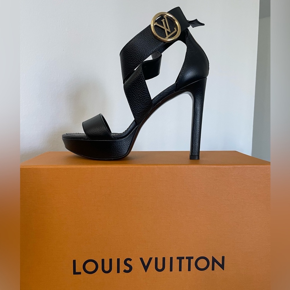 Initial LV Louis Vuitton. Sandals black 7.5